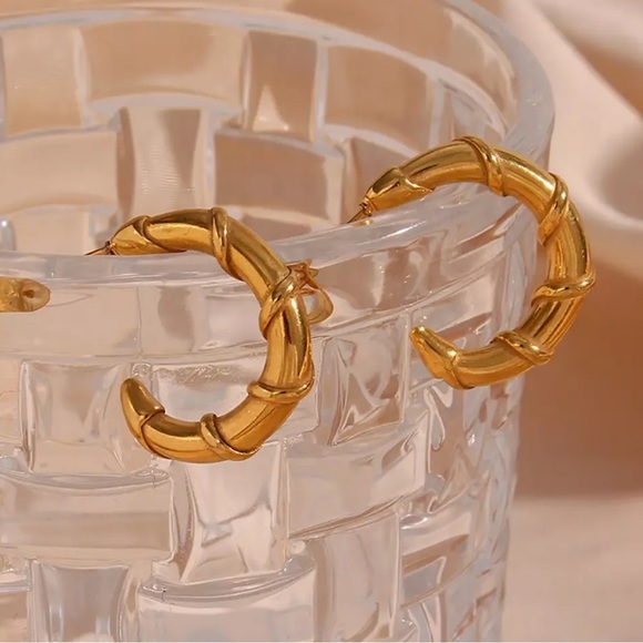 New 18K Gold Bamboo Shape Hoop Earrings, wonderful Earrings, wow Earrings - Picture 5 of 8